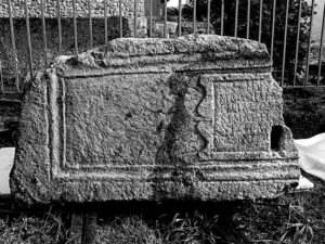 Il lato anteriore del sarcofago con l’iscrizione troncata a metà.