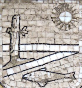 Stemma della famiglia Tronconi. Particolare del mosaico del Sacro Cuore di Gesù presente sulla porta laterale esterna della Chiesa di S. Restituta.