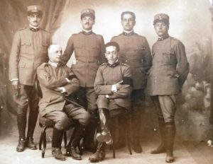 Prima guerra mondiale. Ufficiali medici del Reg.to Carabinieri. Il primo seduto sulla dx è Tito Tronconi.