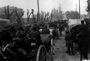 Truppe italiane in marcia verso Trento (www.europeana1914-1918.eu).