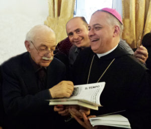 Il notaio Fernando De Rosa in una recente manifestazione tenutasi a Cassino, consegna una copia del volume all’abate di Montecassino, d. Donato Ogliari.