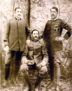 Tre fratelli Di Ciacca in divisa militare: Luigi (a destra) Gerardo (al centro) e Cesidio (a sinistra).