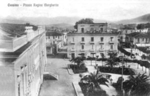 Palazzo Vitto al centro della foto; a sin. la facciata del Liceo-ginnasio.