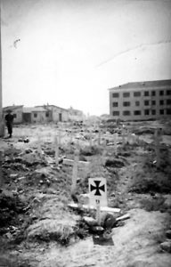 Cassino: cimitero tedesco provvisorio e, sullo sfondo, strutture edilizie in ricostruzione