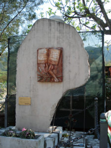Il monumento alle vittime della strage.