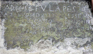 Foto 6: Gallinaro. L’iscrizione di Piazza Umberto I che ricorda la peste (g.c. Domenico Cedrone).
