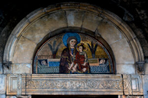 Fig. 1: Aquino, Madonna della Libera, mosaico della lunetta del portale (L. Riccardi).