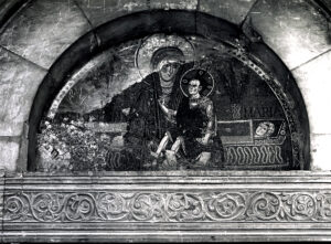 Fig. 3: Aquino, Madonna della Libera, il mosaico della lunetta del portale in una fotografia storica prima dei lavori degli anni ’30 del XX secolo (Roma, Istituto Nazionale di Archeologia e Storia dell’Arte).