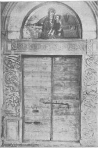 Fig. 4: Aquino, Madonna della Libera, il mosaico della lunetta del portale in una fotografia storica degli inizi del XX secolo (da Bertaux 1903, I, fig. 79).
