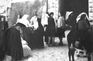 Suore di Carità, Stimmatine e civili davanti all’ingresso del monastero in procinto di partire per Roma.