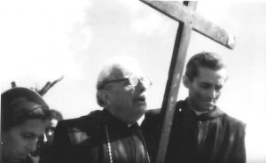 La scena dell’abate Diamare (interpretato da Alberto C. Lolli) con d. Martino Matronola (Gilberto Severi) e Caterina Pittiglio nel film Montecassino nel cerchio di fuoco.