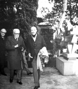 Il presidente Sandro Pertini con Umberto Mastroianni nella casa-studio di Marino.