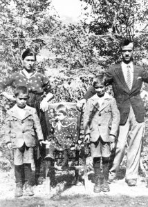 Fig. 2. La famiglia di Elvira Masecchia in una foto del 1932-33. In secondo piano i genitori Giuseppina Simeone e Luigi Masecchia. Da sinistra, in prima fila, i loro figli Guido, Elvira e Vittorio.